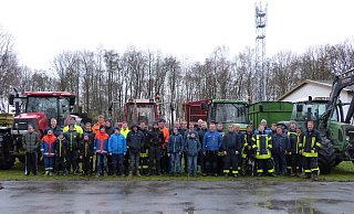 Halten zusammen: Viele Mitglieder der Jugendfeuerwehr und der aktiven Wehr sammelten 2019 in Dielingen und Drohne wieder die ausgedienten Weihnachtsbäume ein. Foto: Jugendfeuerwehr/Patrick Hackst - Jugendfeuerwehr / Patrick Hackst Halten zusammen: Viele Mitglieder der Jugendfeuerwehr und der aktiven Wehr sammelten 2019 in Dielingen und Drohne wieder die ausgedienten Weihnachtsbäume ein. Foto: Jugendfeuerwehr/Patrick Hackst - Jugendfeuerwehr / Patrick Hackst