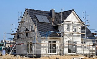 Der Bau des Eigenheims ist durch die gestiegenen Zinsen deutlich teurer geworden. - Jens Schierenbeck Der Bau des Eigenheims ist durch die gestiegenen Zinsen deutlich teurer geworden. - Jens Schierenbeck