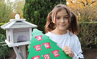 Lia Meiwes hat für ihre Eltern einen Adventskalender gebastelt. Darin stecken Gutscheine - auch für das Fegen des Hofes, für das Ausräumen der Spülmaschine und für das Auffüllen des Vogelhäuschens - Marion Pokorra-Brockschmidt Lia Meiwes hat für ihre Eltern einen Adventskalender gebastelt. Darin stecken Gutscheine - auch für das Fegen des Hofes, für das Ausräumen der Spülmaschine und für das Auffüllen des Vogelhäuschens - Marion Pokorra-Brockschmidt