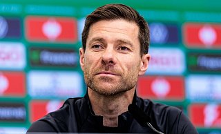 Bayer-Trainer Xabi Alonso spricht bei der Pressekonferenz auch über die zu erwartende Stimmung am Dienstagabend auf der Bielefelder Alm. - IMAGO/Beautiful Sports Bayer-Trainer Xabi Alonso spricht bei der Pressekonferenz auch über die zu erwartende Stimmung am Dienstagabend auf der Bielefelder Alm. - IMAGO/Beautiful Sports