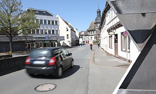 Die Landesstraße 755 in der Ortsdurchfahrt Höxter - dort soll die Fahrbahn saniert werden. - Simone Flörke Die Landesstraße 755 in der Ortsdurchfahrt Höxter - dort soll die Fahrbahn saniert werden. - Simone Flörke
