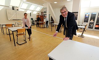 Hans-Joachim Nolting (vorne r.), Schulleiter des Ratsgymnasiums, und Kollegin Beate Fujiwara (l.) messen den Abstand der Tische im Kunstforum. Einer der Räume, in denen ab Donnerstag Abivorbereitungen und ab 12. Mai dann die Prüfungen stattfinden. - Wolfgang Rudolf Hans-Joachim Nolting (vorne r.), Schulleiter des Ratsgymnasiums, und Kollegin Beate Fujiwara (l.) messen den Abstand der Tische im Kunstforum. Einer der Räume, in denen ab Donnerstag Abivorbereitungen und ab 12. Mai dann die Prüfungen stattfinden. - Wolfgang Rudolf
