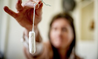 Tampons sind für alle Mädchen und Frauen genauso notwendig wie Toilettenpapier. Nicht nur im Notfall profitieren Schülerinnen von einem kostenlosen Zugang. - picture alliance / ROBIN UTRECHT Tampons sind für alle Mädchen und Frauen genauso notwendig wie Toilettenpapier. Nicht nur im Notfall profitieren Schülerinnen von einem kostenlosen Zugang. - picture alliance / ROBIN UTRECHT