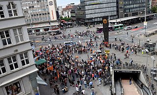 Aktion: Rund 400 Menschen versammelten sich um 14.30 Uhr auf dem Jahnplatz. - Barbara Franke Aktion: Rund 400 Menschen versammelten sich um 14.30 Uhr auf dem Jahnplatz. - Barbara Franke