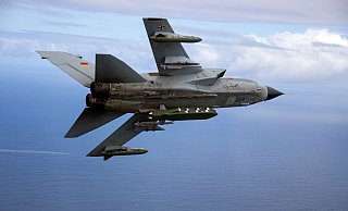 Ein Tornado-Kampfflugzeug, bestückt mit dem Lenkflugkörper Taurus. - Andrea Bienert/Bundeswehr/dpa Ein Tornado-Kampfflugzeug, bestückt mit dem Lenkflugkörper Taurus. - Andrea Bienert/Bundeswehr/dpa
