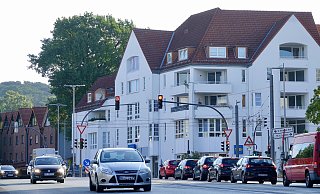 Wer zu Stoßzeiten vom Stadtring über die Berliner Straße zur Bodelschwinghstraße möchte, hat ein Problem. Über die umgebaute Bielefelder Kreuzung schaffen es pro Grünphase nur wenige Fahrzeuge. - Peter Unger Wer zu Stoßzeiten vom Stadtring über die Berliner Straße zur Bodelschwinghstraße möchte, hat ein Problem. Über die umgebaute Bielefelder Kreuzung schaffen es pro Grünphase nur wenige Fahrzeuge. - Peter Unger