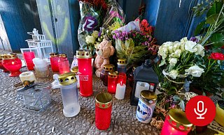 Freunde und Angehörige legen Blumen ab und entzünden Kerzen am Tatort in Bielefeld. - Andreas Zobe Freunde und Angehörige legen Blumen ab und entzünden Kerzen am Tatort in Bielefeld. - Andreas Zobe