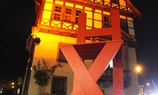 Am "Internationalen Tag gegen Gewalt an Frauen" erstrahlten auch Gebäude in Höxter, wie die Nikolai-Kirche und das Historische Rathaus, in orange. - Alexander Graßhoff Am "Internationalen Tag gegen Gewalt an Frauen" erstrahlten auch Gebäude in Höxter, wie die Nikolai-Kirche und das Historische Rathaus, in orange. - Alexander Graßhoff