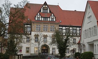 Im Amtsgericht Bad Oeynhausen an der Bismarckstraße 12, wird gegen den Arzt verhandelt. Er lebt und arbeitet jetzt in der Nähe von Hannover. - Ulf Hanke Im Amtsgericht Bad Oeynhausen an der Bismarckstraße 12, wird gegen den Arzt verhandelt. Er lebt und arbeitet jetzt in der Nähe von Hannover. - Ulf Hanke