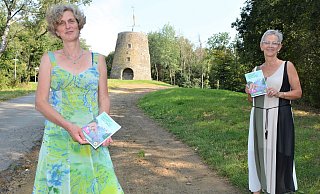 Ute Hansing-Held (l.) und Dagmar Allmendinger präsentieren auf dem Tönsberg das druckfrische Heft, in dem das Wahlprogramm der Grünen nachzulesen ist. - Karin Prignitz Ute Hansing-Held (l.) und Dagmar Allmendinger präsentieren auf dem Tönsberg das druckfrische Heft, in dem das Wahlprogramm der Grünen nachzulesen ist. - Karin Prignitz