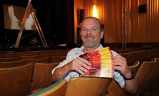 Dirk Kaiser präsentiert die neuen Programmhefte der Stadtkultur im Universum. - Celina Allard Dirk Kaiser präsentiert die neuen Programmhefte der Stadtkultur im Universum. - Celina Allard