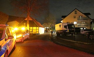 Erneut rückten am Sonntagabend Polizeikräfte zu einem Einsatz im Bereich Kirchstraße/Haspelstraße nach Pr. Oldendorf aus. Auch Kräfte des Landeskriminalamtes waren vor Ort. - Ilka Gülker Erneut rückten am Sonntagabend Polizeikräfte zu einem Einsatz im Bereich Kirchstraße/Haspelstraße nach Pr. Oldendorf aus. Auch Kräfte des Landeskriminalamtes waren vor Ort. - Ilka Gülker