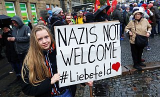 Bunt und weltoffen: Die Bielefelder hatten sich im vergangenen Jahr lautstark den demonstrierenden Neonazis in den Weg gestellt. ⋌Foto: Sarah Jonek - NW (Archiv) Bunt und weltoffen: Die Bielefelder hatten sich im vergangenen Jahr lautstark den demonstrierenden Neonazis in den Weg gestellt. ⋌Foto: Sarah Jonek - NW (Archiv)