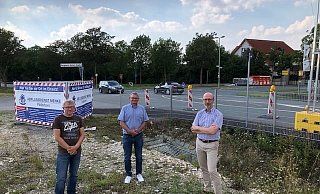 Waldemar Grabosch (v. l.), Gerhard Todt und Dietmar Reilard sind drei der Initiatoren des Bürgerantrags, hier stehen sie an der Kreuzung des Neubaugebiets Springbach Höfe mit Blick auf den Kaukenberg und über die Driburger Straße hinweg. - Todt Waldemar Grabosch (v. l.), Gerhard Todt und Dietmar Reilard sind drei der Initiatoren des Bürgerantrags, hier stehen sie an der Kreuzung des Neubaugebiets Springbach Höfe mit Blick auf den Kaukenberg und über die Driburger Straße hinweg. - Todt