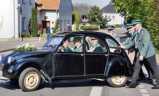 Der von Stefan Heinrich gefahrene Citroën macht während des Umzugs schlapp. Nachdem zunächst mit viel Spaß kräftig geschoben wurde, müssen die Majestäten – Kinder-?königin und Jugendkönig – schließlich zu Fuß weitergehen. - Michael Grundmeier Der von Stefan Heinrich gefahrene Citroën macht während des Umzugs schlapp. Nachdem zunächst mit viel Spaß kräftig geschoben wurde, müssen die Majestäten – Kinder-?königin und Jugendkönig – schließlich zu Fuß weitergehen. - Michael Grundmeier