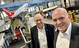Am Flughafen Paderborn/Lippstadt sind Aufsichtsratschef Christoph Rüther (l.) und Geschäftsführer Roland Hüser mit der Entwicklung seit Ende der Pandemie sehr zufrieden. - Jens Reddeker Am Flughafen Paderborn/Lippstadt sind Aufsichtsratschef Christoph Rüther (l.) und Geschäftsführer Roland Hüser mit der Entwicklung seit Ende der Pandemie sehr zufrieden. - Jens Reddeker