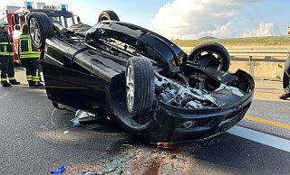 Der Opel überschlug sich und blieb schwer beschädigt auf der Gegenfahrbahn liegen. - Feuerwehr Breuna Der Opel überschlug sich und blieb schwer beschädigt auf der Gegenfahrbahn liegen. - Feuerwehr Breuna