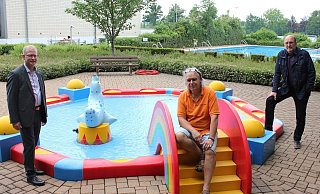 Eröffnen die Badesaison in Enger: Bürgermeister Thomas Meyer (v.l.), Schwimmmeister Volker Guhl und Thomas Holz, Wirtschaftsbetriebe Stadt Enger. - Stadt Enger Eröffnen die Badesaison in Enger: Bürgermeister Thomas Meyer (v.l.), Schwimmmeister Volker Guhl und Thomas Holz, Wirtschaftsbetriebe Stadt Enger. - Stadt Enger