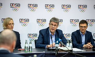 Die DOSB-Mitgliederversammlung verlief für Präsident Thomas Weikert (Mitte) nach viel Ärger im Vorfeld deutlich harmonischer ab, als man annehmen durfte. - Laszlo Pinter/dpa/Laszlo Pinter Die DOSB-Mitgliederversammlung verlief für Präsident Thomas Weikert (Mitte) nach viel Ärger im Vorfeld deutlich harmonischer ab, als man annehmen durfte. - Laszlo Pinter/dpa/Laszlo Pinter