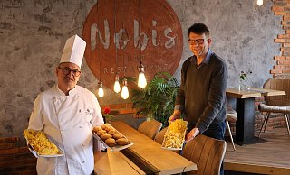 Betreiber Alexander Luttermann (r.) und sein Koch Francesco Scocozza im Restaurant Nobis in Spenge. - Marco Hilla Betreiber Alexander Luttermann (r.) und sein Koch Francesco Scocozza im Restaurant Nobis in Spenge. - Marco Hilla