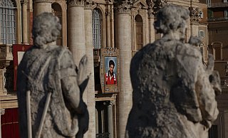 Am Petersdom hängt ein überlebensgroßes Bild des neuen Heiligen. - Marco Iacobucci/IPA via ZUMA Press/dpa Am Petersdom hängt ein überlebensgroßes Bild des neuen Heiligen. - Marco Iacobucci/IPA via ZUMA Press/dpa
