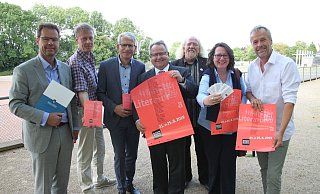 Unterstützen das Literaturfest: Architekt Robert Wiehofsky (Architekt und Rotary-Club-Mitglied, v. l.), Leiter Michael Scholz, Kay-Uwe Schneider (Gasversorgung Westfalica, Wirtschaftsclub), Peter Becker (Sparkasse Herford), Hartmut Birkelbach (KuK), Claudia Hecke (Gauselmann) und Dirk Hinke, Geschäftsführer Aqua Magica GmbH. ?Foto: Nicole Bliesener - Nicole Bliesener Unterstützen das Literaturfest: Architekt Robert Wiehofsky (Architekt und Rotary-Club-Mitglied, v. l.), Leiter Michael Scholz, Kay-Uwe Schneider (Gasversorgung Westfalica, Wirtschaftsclub), Peter Becker (Sparkasse Herford), Hartmut Birkelbach (KuK), Claudia Hecke (Gauselmann) und Dirk Hinke, Geschäftsführer Aqua Magica GmbH. ?Foto: Nicole Bliesener - Nicole Bliesener