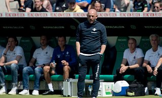 Konsterniert: Torsten Lieberknecht muss mitansehen wie seine Mannschaft in Hannover verliert. - Swen Pförtner/dpa Konsterniert: Torsten Lieberknecht muss mitansehen wie seine Mannschaft in Hannover verliert. - Swen Pförtner/dpa