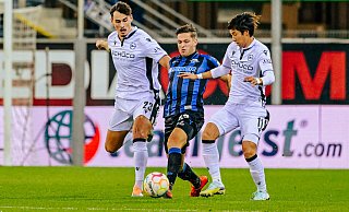 SCP-Verteidiger Marcel Hoffmeier (M.), der hier von Janni Serra (l.) und Masaya Okugawa in die Zange genommen wird, hatte gegen die Arminia einen schweren Stand. - Besim Mazhiqi SCP-Verteidiger Marcel Hoffmeier (M.), der hier von Janni Serra (l.) und Masaya Okugawa in die Zange genommen wird, hatte gegen die Arminia einen schweren Stand. - Besim Mazhiqi