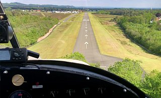 Die Landebahn wurde vor rund 20 Jahren auf 1.300 Meter verlängert. Seitdem können hier auch größere Düsenflugzeuge starten und landen. - Jörg Dieckmann Die Landebahn wurde vor rund 20 Jahren auf 1.300 Meter verlängert. Seitdem können hier auch größere Düsenflugzeuge starten und landen. - Jörg Dieckmann