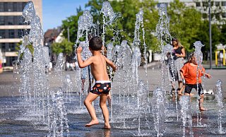 Die Fontänen auf dem Kesselbrink werden gern von Kindern zur Ganzkörper-Abkühlung an heißen Tagen genutzt. - Barbara Franke Die Fontänen auf dem Kesselbrink werden gern von Kindern zur Ganzkörper-Abkühlung an heißen Tagen genutzt. - Barbara Franke