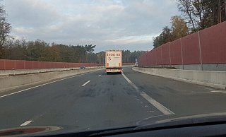 Die Bremsspuren kennzeichnen die Stelle der A33-Bodenwelle unweit der Abfahrt Halle-Zentrum. - Uwe Pollmeier Die Bremsspuren kennzeichnen die Stelle der A33-Bodenwelle unweit der Abfahrt Halle-Zentrum. - Uwe Pollmeier