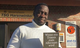 Dass er der TSG Harsewinkel viel zu verdanken hat, wird in dem Buch von John Mfilu deutlich. Zu beziehen ist das im Selbstverlag produzierte Werk als Taschenbuch und E-book bei Amazon. - Wolfgang Temme Dass er der TSG Harsewinkel viel zu verdanken hat, wird in dem Buch von John Mfilu deutlich. Zu beziehen ist das im Selbstverlag produzierte Werk als Taschenbuch und E-book bei Amazon. - Wolfgang Temme
