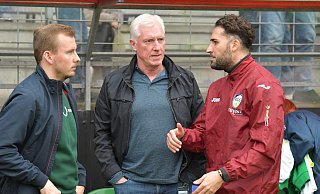 Enge Zusammenarbeit: René Harder (l.) übt beim Regionalligisten FC Gütersloh neben Rob Reekers (Sportlicher Leiter, m.) und Trainer Julian Hesse (r.) wichtige Rollen aus. - sport/presse/foto Dünhölter Enge Zusammenarbeit: René Harder (l.) übt beim Regionalligisten FC Gütersloh neben Rob Reekers (Sportlicher Leiter, m.) und Trainer Julian Hesse (r.) wichtige Rollen aus. - sport/presse/foto Dünhölter