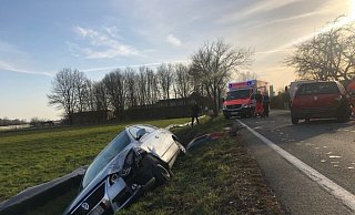 Bei dem Unfall zwischen Minden und Petershagen hat sich eine Mindenerin verletzt. Der Fahrer des silbernen VW Passats aus Uchte blieb unverletzt. - Lea Oetjen Bei dem Unfall zwischen Minden und Petershagen hat sich eine Mindenerin verletzt. Der Fahrer des silbernen VW Passats aus Uchte blieb unverletzt. - Lea Oetjen