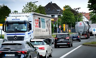 Die B64, die durch Herzebrock-Clarholz führt, soll durch die geplante Ortsumgehung entlastet werden. Das Planfeststellungsverfahren für das umstrittene Projekt soll trotz Geldmangels weitergeführt werden. - Andreas Frücht Die B64, die durch Herzebrock-Clarholz führt, soll durch die geplante Ortsumgehung entlastet werden. Das Planfeststellungsverfahren für das umstrittene Projekt soll trotz Geldmangels weitergeführt werden. - Andreas Frücht