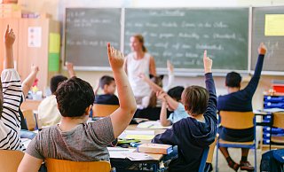 Es werden immer mehr: Die Schülerzahlen steigen in Bielefeld, so die aktuellen Prognosen. Schon jetzt fehlen Fachräume und OGS-Plätze. Und auch die Ausstattung lässt oft zu Wünschen übrig, gerade was die digitalen Möglichkeiten angeht. Foto: dpa - Frank Molter Es werden immer mehr: Die Schülerzahlen steigen in Bielefeld, so die aktuellen Prognosen. Schon jetzt fehlen Fachräume und OGS-Plätze. Und auch die Ausstattung lässt oft zu Wünschen übrig, gerade was die digitalen Möglichkeiten angeht. Foto: dpa - Frank Molter