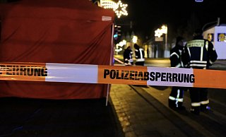 Am Tatort an der Mindener Straße hatte die Feuerwehr ein Sichtschutzzelt errichtet. - Heike von Schulz Am Tatort an der Mindener Straße hatte die Feuerwehr ein Sichtschutzzelt errichtet. - Heike von Schulz