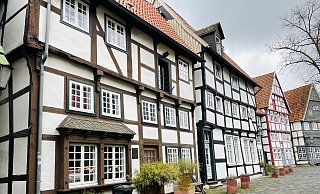Das Fachwerkhaus am Alten Kirchplatz 9 in Gütersloh steht aktuell für knapp 400.000 Euro zum Verkauf. Georga Weiß hat fast 28 Jahre lang dort gelebt. Die Geschichte der Immobilie ist beeindruckend. - Lena Vanessa Niewald Das Fachwerkhaus am Alten Kirchplatz 9 in Gütersloh steht aktuell für knapp 400.000 Euro zum Verkauf. Georga Weiß hat fast 28 Jahre lang dort gelebt. Die Geschichte der Immobilie ist beeindruckend. - Lena Vanessa Niewald