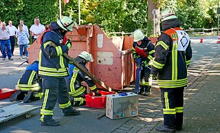 Einsatzkräfte des Löschzugs Haaren üben die Technische Rettung einer eingeklemmten Person unter einem Container. - Ralph Meyer Einsatzkräfte des Löschzugs Haaren üben die Technische Rettung einer eingeklemmten Person unter einem Container. - Ralph Meyer