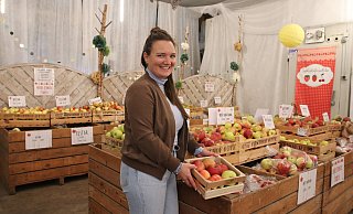 Juniorchefin Charlotte Otte zeigt eine Vielfalt an Apfelsorten, die der Obsthof anpflanzt. Die Auswahl ist im Herbst so hoch wie nie im Jahr. - Susanne Blersch Juniorchefin Charlotte Otte zeigt eine Vielfalt an Apfelsorten, die der Obsthof anpflanzt. Die Auswahl ist im Herbst so hoch wie nie im Jahr. - Susanne Blersch
