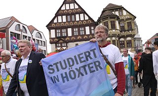 Höxter geht gegen das Hochschul-Aus und für den Erhalt der Lehre der TH OWL in der Weserstadt auf die Straße. - Thomas Kube Höxter geht gegen das Hochschul-Aus und für den Erhalt der Lehre der TH OWL in der Weserstadt auf die Straße. - Thomas Kube