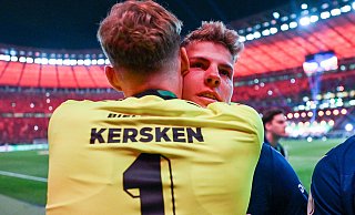 Arminia-Keeper Jonas Kersken muss seinen Teamkollegen Julian Kania nach der Finalniederlage trösten. - Teresa Kroeger/RHR-FOTO Arminia-Keeper Jonas Kersken muss seinen Teamkollegen Julian Kania nach der Finalniederlage trösten. - Teresa Kroeger/RHR-FOTO