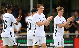 Nun in der Kreisliga aktiv: Ex-Profi Marcel Halstenberg (2.v.r). - Julian Stratenschulte/dpa Nun in der Kreisliga aktiv: Ex-Profi Marcel Halstenberg (2.v.r). - Julian Stratenschulte/dpa