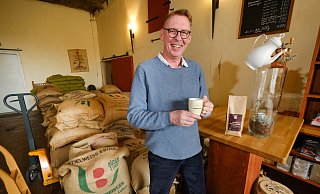 Andreas Risse ist Kaffeeenthusiast, seit 16 Jahren Geschäftsführer seiner eigenen Kaffeerösterei und kennt sich bestens mit dem Markt und Kaffeepreisen aus. - Andreas Zobe Andreas Risse ist Kaffeeenthusiast, seit 16 Jahren Geschäftsführer seiner eigenen Kaffeerösterei und kennt sich bestens mit dem Markt und Kaffeepreisen aus. - Andreas Zobe