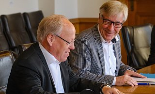 Versprechen die große Bauoffensive: Oberbürgermeister Pit Clausen und Schuldezernent Udo Witthaus. - Foto: Andreas Zobe/NW Versprechen die große Bauoffensive: Oberbürgermeister Pit Clausen und Schuldezernent Udo Witthaus. - Foto: Andreas Zobe/NW