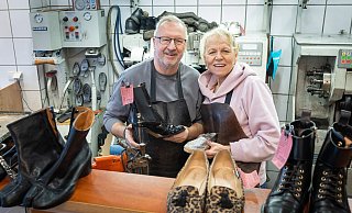 Der Countdown läuft für Myriam und Wolfgang Lubritz. Ende November ist Schluss, eine Ära geht zu Ende. Der Nachfolger wird keine Schuhe mehr reparieren. - Oliver Krato Der Countdown läuft für Myriam und Wolfgang Lubritz. Ende November ist Schluss, eine Ära geht zu Ende. Der Nachfolger wird keine Schuhe mehr reparieren. - Oliver Krato