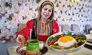 Köchin und Besitzerin des Bielefelder Restaurants "Schiwa" Asih Maboudi präsentiert den traditionellen Eintopf "Dizi" im typischen Tontopf, sowie eine Grillplatte mit Safranreis und Gemüse. - Barbara Franke Köchin und Besitzerin des Bielefelder Restaurants "Schiwa" Asih Maboudi präsentiert den traditionellen Eintopf "Dizi" im typischen Tontopf, sowie eine Grillplatte mit Safranreis und Gemüse. - Barbara Franke