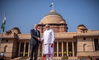 Indiens Premierminister Narendra Modi empfängt Bundeskanzler Olaf Scholz (SPD) mit militärischen Ehren. - Michael Kappeler/dpa Indiens Premierminister Narendra Modi empfängt Bundeskanzler Olaf Scholz (SPD) mit militärischen Ehren. - Michael Kappeler/dpa