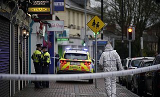 Gerichtsmediziner und Polizisten am Tatort - ein Restaurant im Vorort Blanchardstown. - Niall Carson/PA/dpa Gerichtsmediziner und Polizisten am Tatort - ein Restaurant im Vorort Blanchardstown. - Niall Carson/PA/dpa