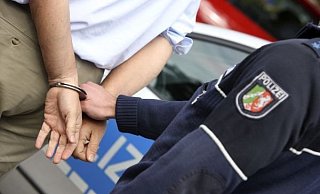 Der jetzt inhaftierte Algerier soll im Februar in Frankreich einen Menschen getötet haben. - Symbolbild: Jochen Tack Der jetzt inhaftierte Algerier soll im Februar in Frankreich einen Menschen getötet haben. - Symbolbild: Jochen Tack